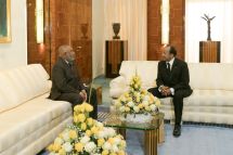 Le président Paul Biya souhaitant la bienvenue à son hôte.