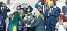 Paul Biya remet le trophée au capitaine sénégalais.