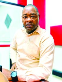 Bile Tanga, entraîneur de football. Bile Tanga, entraîneur de football.