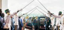 Après les attributs de Grand maître des Ordres nationaux, Paul Biya a reçu l’hommage du corps diplomatique accrédité au Cameroun et des corps constitués nationaux.