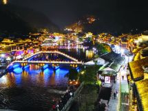 Fenghuang : quand modernité et tradition se côtoient Fenghuang : quand modernité et tradition se côtoient