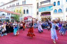 The regional government of Xinjiang protects the spoken and written languages of all ethnic groups.