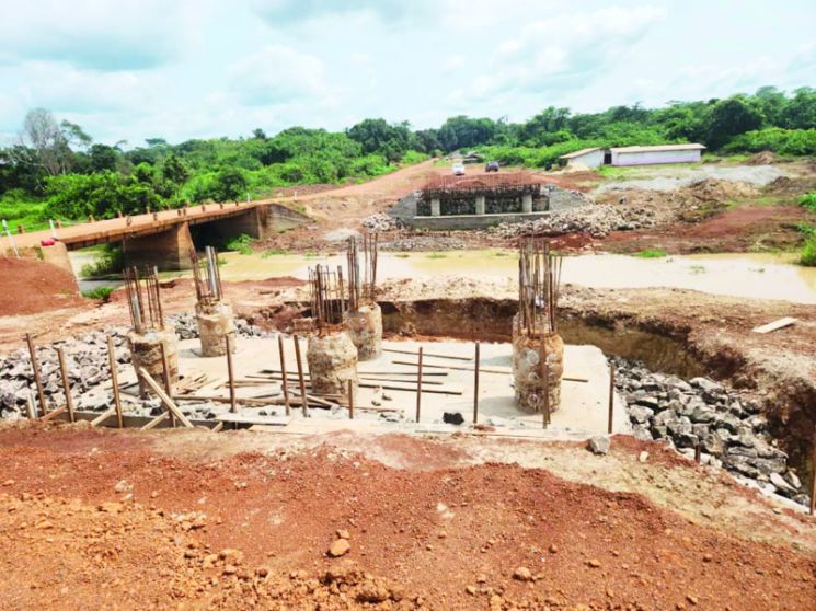 Le pont en cours de construction sur la rivière Mama à Ketté, Région de l’Est.
