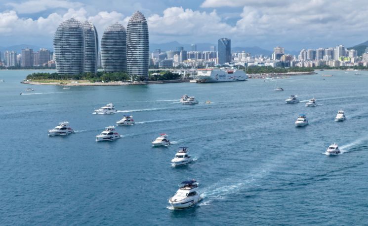 China expands foreign business access at world's largest free trade port