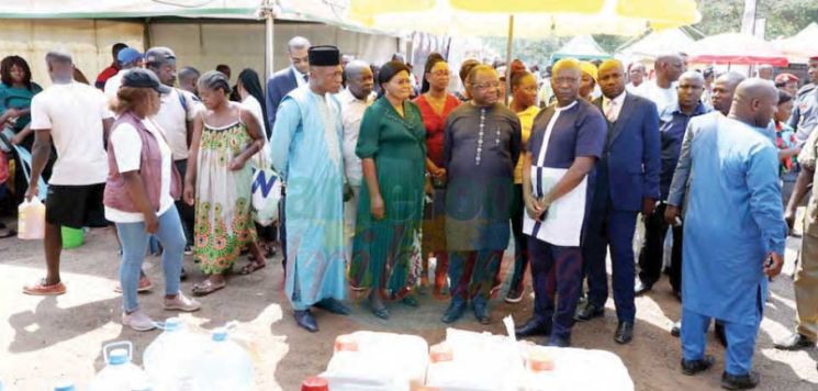Le ministre du Commerce, Luc Magloire Atangana Mbarga, a visité hier à Yaoundé la foire de la vente promotionnelle à Yaoundé.