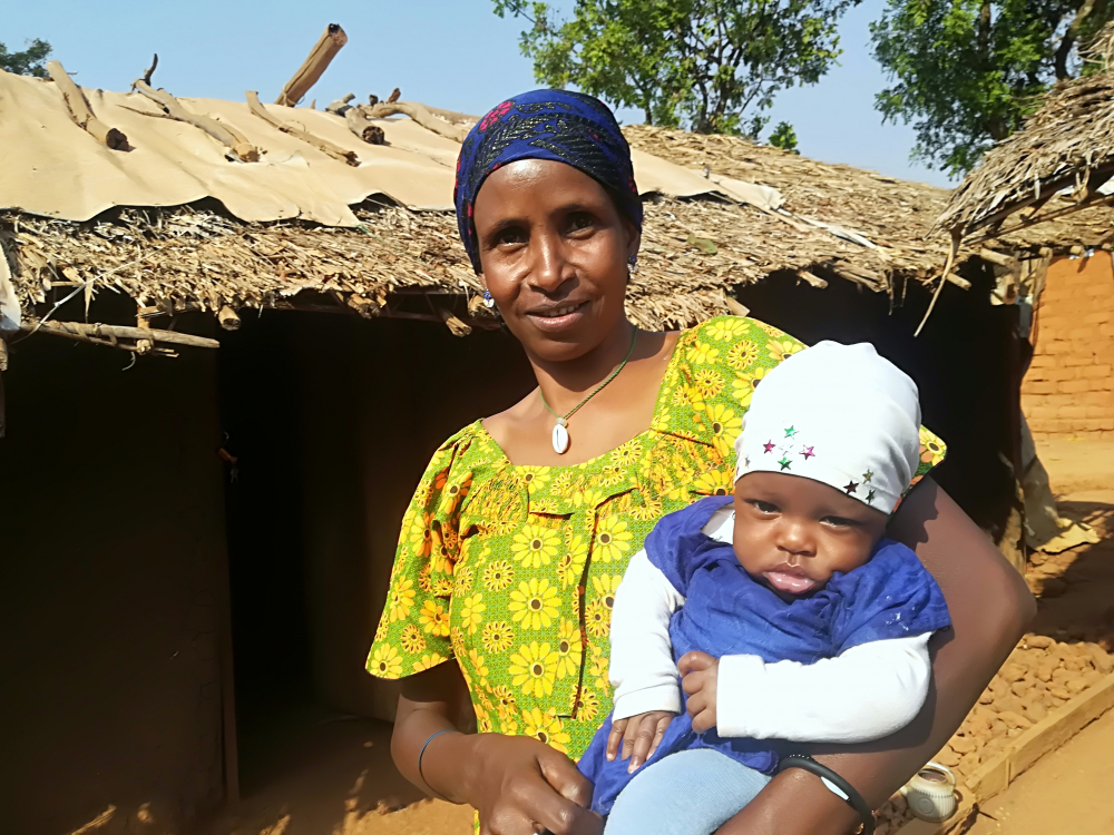 Though a single mother, Habiba Ousmane alone takes care of Djenabou Haamadou, using the KMC method.