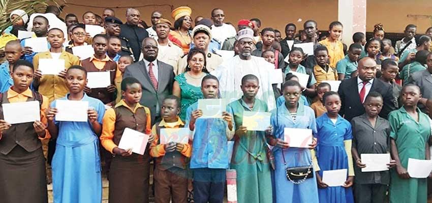 Nord-Ouest et Sud-Ouest: Des bourses scolaires offertes aux élèves déplacés Nord-Ouest et Sud-Ouest: Des bourses scolaires offertes aux élèves déplacés