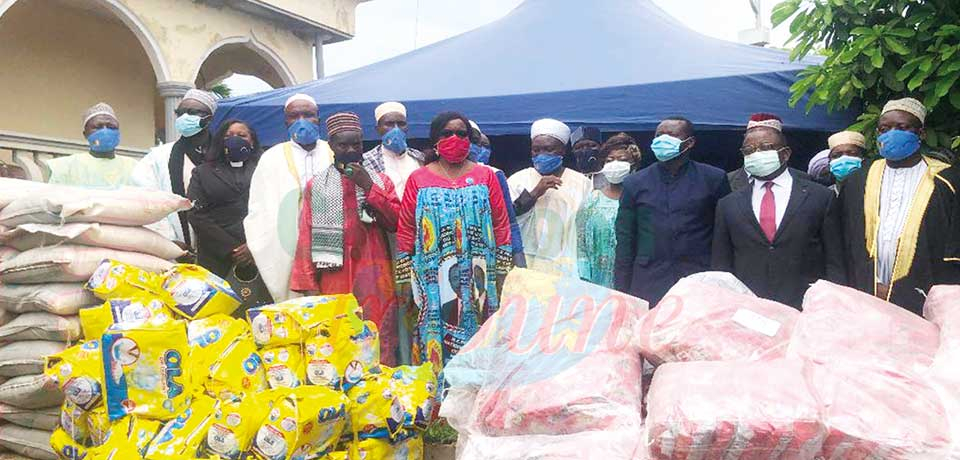 Le ministre du Commerce, Luc Magloire Mbarga Atangana a une fois de plus offert un important don de produits de première nécessité mercredi à la communauté qui observe le mois du Ramadam. Le ministre du Commerce, Luc Magloire Mbarga Atangana a une fois de plus offert un important don de produits de première nécessité mercredi à la communauté qui observe le mois du Ramadam.