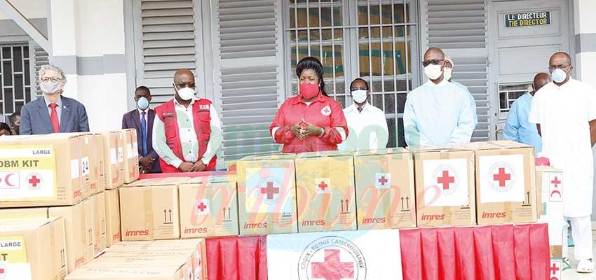 La Croix Rouge équipe Hôpital central de Yaoundé