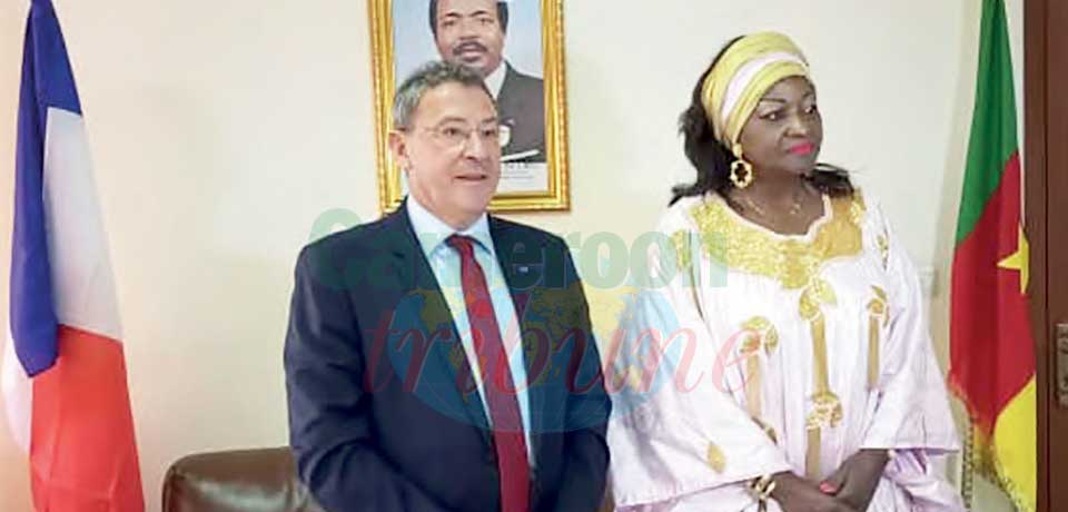 S.E Thierry Marchand et le ministre Célestine Ketcha Courtès ont échangé mercredi dernier sur les projets réalisés grâce aux financements français. S.E Thierry Marchand et le ministre Célestine Ketcha Courtès ont échangé mercredi dernier sur les projets réalisés grâce aux financements français.