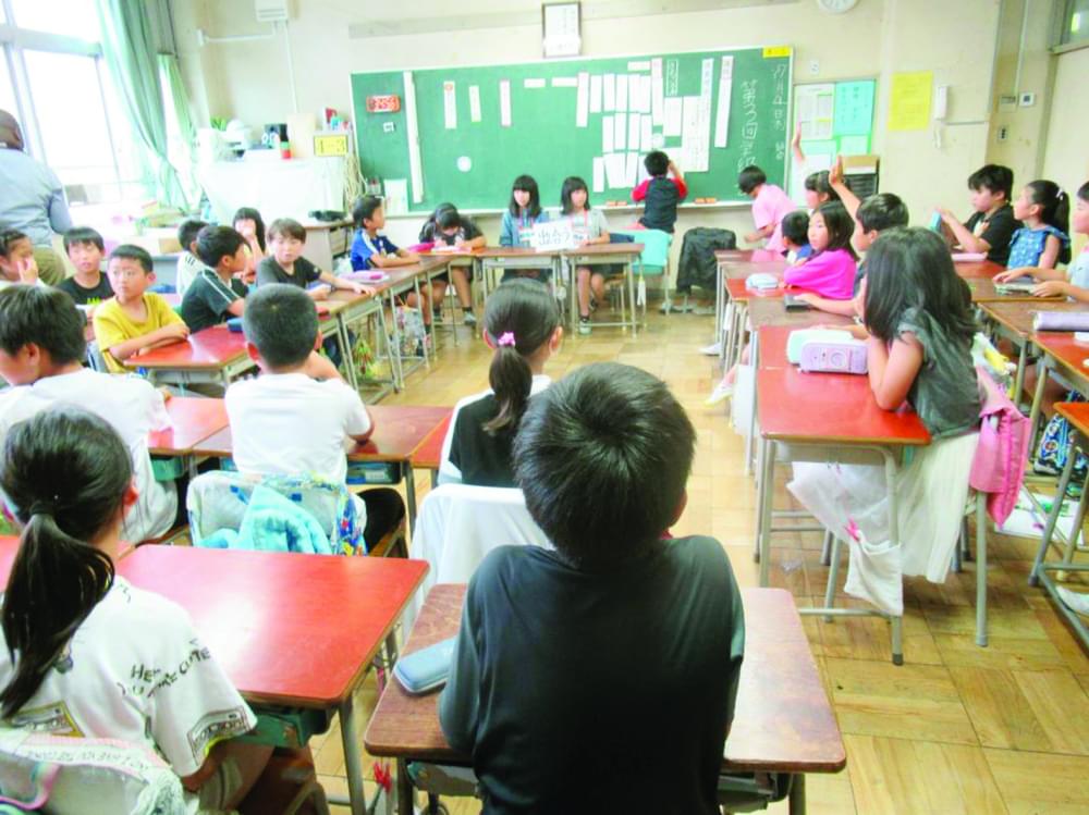 Dans une salle de classe, les écoliers apprennent à prendre en compte les idées des uns et des autres dans un processus constructif.