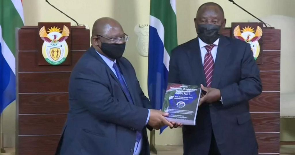 Cyril Ramaphosa recevant le rapport des mains du juge Raymond Zondo.