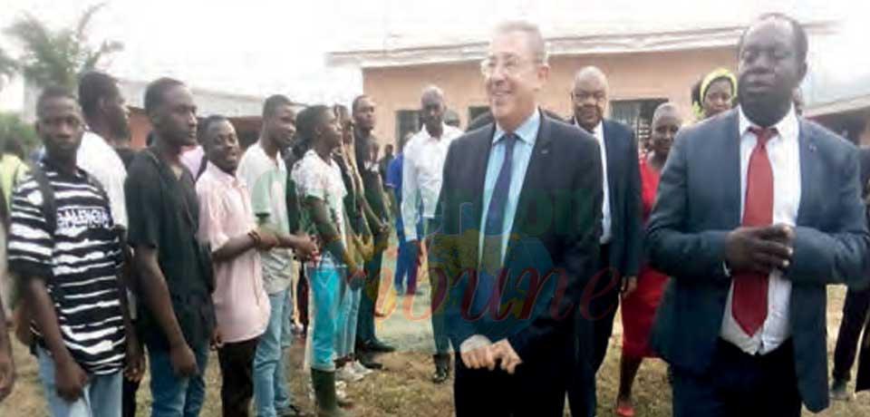 Lors de sa visite de travail, le 11 janvier dernier à Ebolowa, l’ambassadeur de France a visité le Collège régional d'agriculture et les structures de formation de l’université d’Ebolowa.