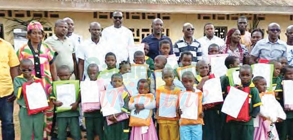 Centre: des kits scolaires pour école catholique