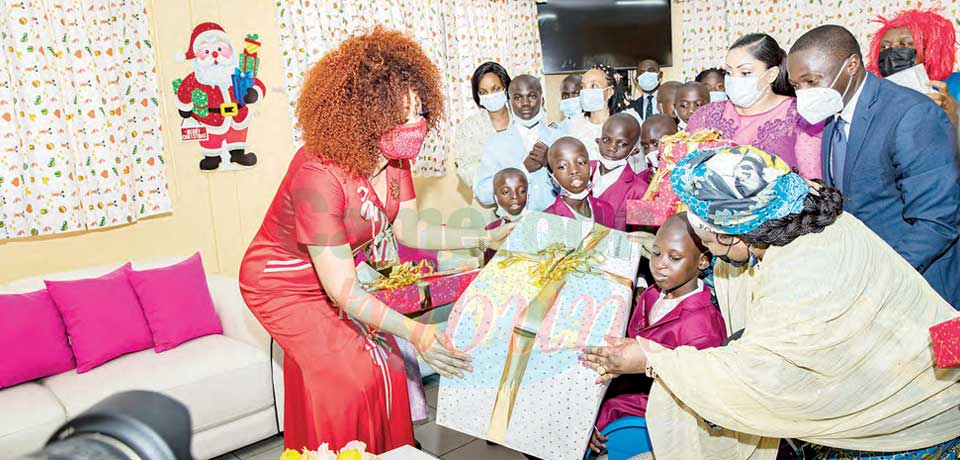 Mme Chantal Biya a apporté cadeaux, réconfort, joie, amour… Mme Chantal Biya a apporté cadeaux, réconfort, joie, amour…