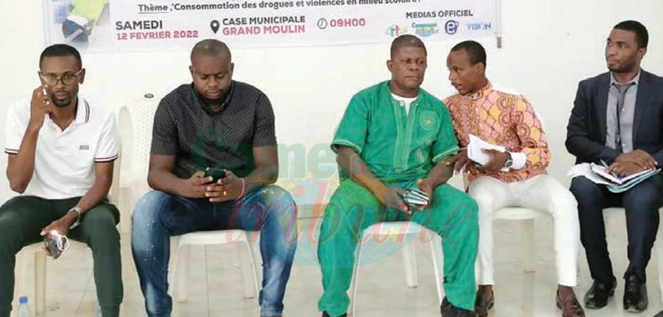 Youths and municipal authorities stand together to say Youths and municipal authorities stand together to say