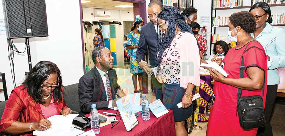 Le Pr. Richard Laurent Omgba et le Pr. Yvette Marie-Edmée Abouga ont présenté l’ouvrage dont ils ont assuré la direction scientifique le 21 avril dernier à Yaoundé.