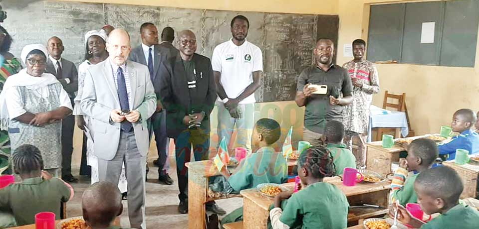 Ngaoundéré : un ambassadeur à la cantine Ngaoundéré : un ambassadeur à la cantine