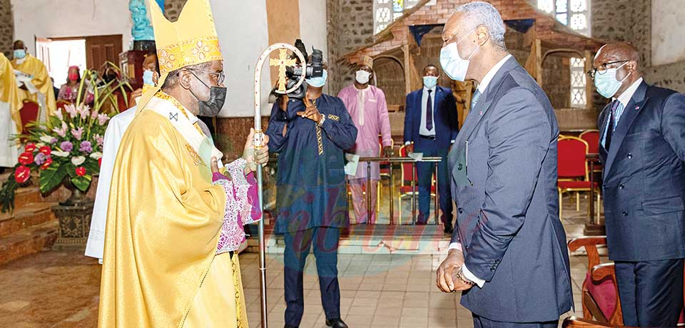 Bref échange entre le représentant du chef de l’Etat et Mgr Jean Mbarga.