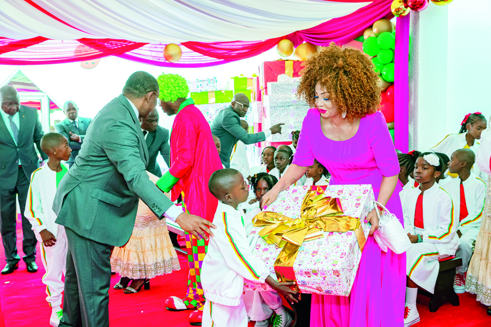 The First Lady offered a Christmas gift to each pupil.