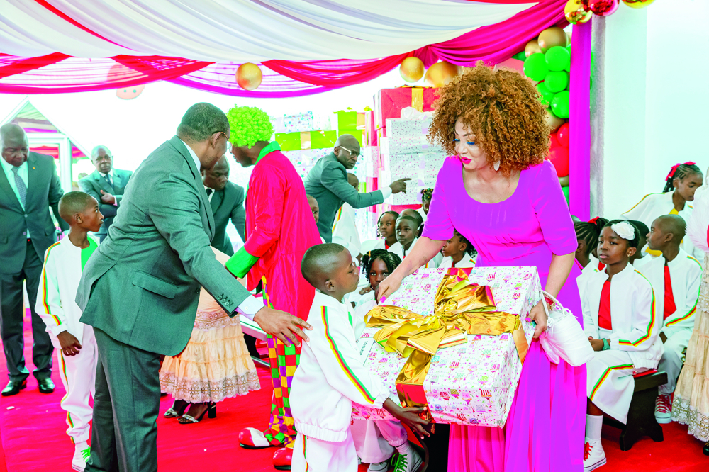 The First Lady offered a Christmas gift to each pupil. The First Lady offered a Christmas gift to each pupil.