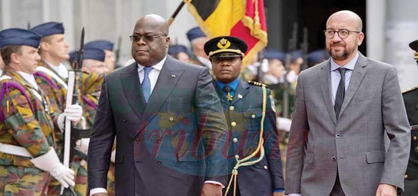 Félix Tshisekedi et Charles Michel passant les troupes en revue.