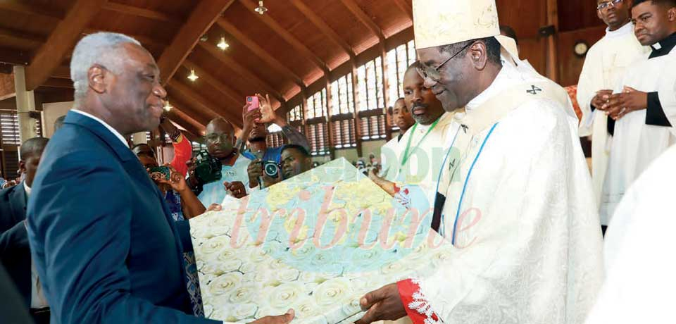 Mgr Jean Mbarga, archevêque métropolitain de Yaoundé, a célébré la 9? messe de la Nation dimanche dernier en la basilique Marie-Reine-des-Apôtres, en présence du ministre directeur du Cabinet civil, Samuel Mvondo Ayolo, représentant du président de la Rép Mgr Jean Mbarga, archevêque métropolitain de Yaoundé, a célébré la 9? messe de la Nation dimanche dernier en la basilique Marie-Reine-des-Apôtres, en présence du ministre directeur du Cabinet civil, Samuel Mvondo Ayolo, représentant du président de la Rép