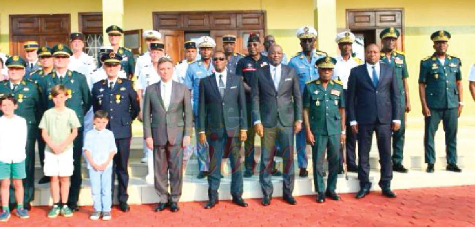 Coopération militaire: Honneurs pour des officiers français