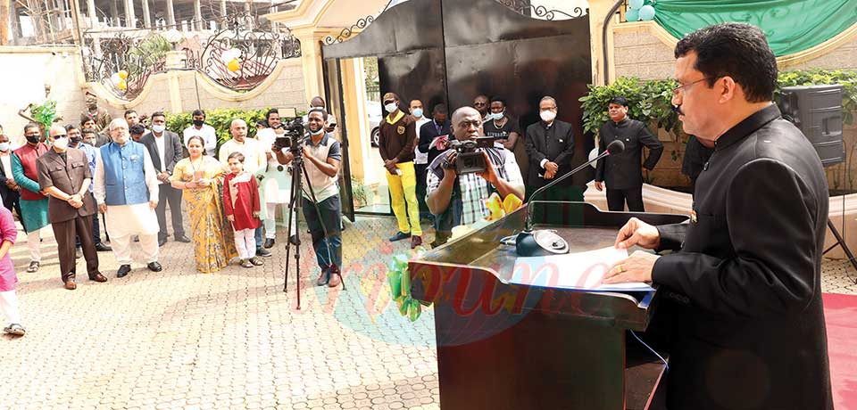 Shri Dangwal Chandra Ramesh lisant le message du président indien à ses compatriotes.