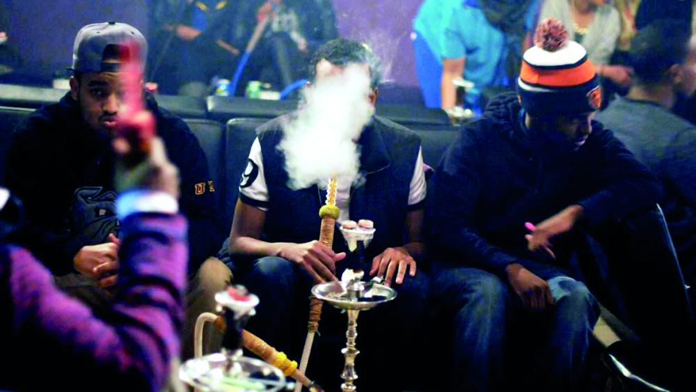 Des jeunes prennent malheureusement du plaisir dans la consommation de la chicha. Des jeunes prennent malheureusement du plaisir dans la consommation de la chicha.