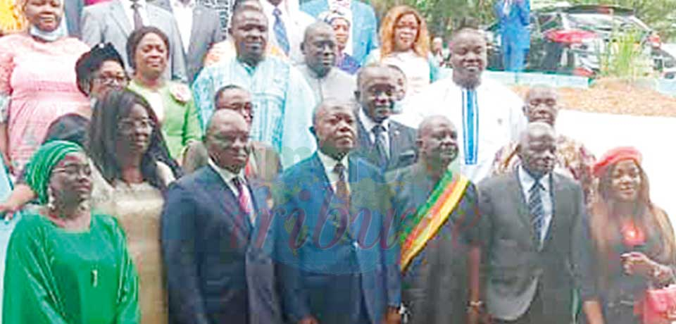 Le préfet du Mfoundi et les membres du Conseil communal au terme des travaux à Yaoundé.