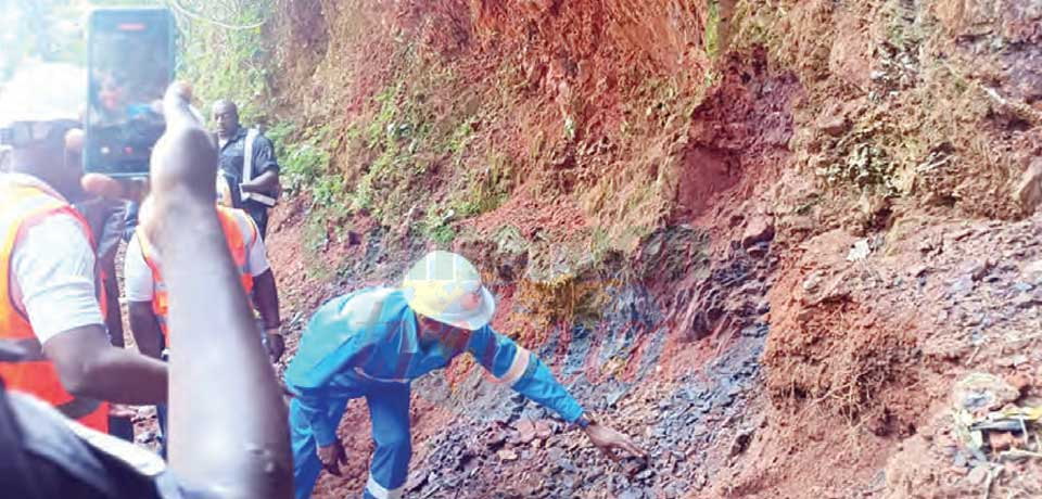 Le Minmidt touchant du doigt le minerai de fer. Le Minmidt touchant du doigt le minerai de fer.