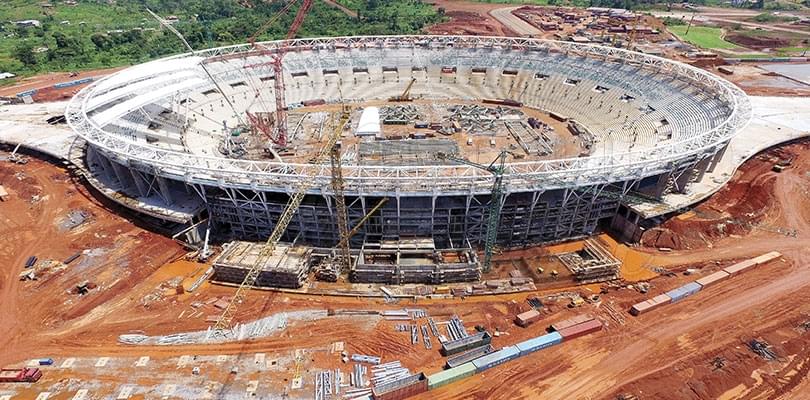 Stade d'olembe: on pose le toit et les sièges