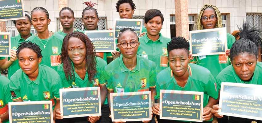 Les Lionnes indomptables militent pour un retour des enfants à l’école.