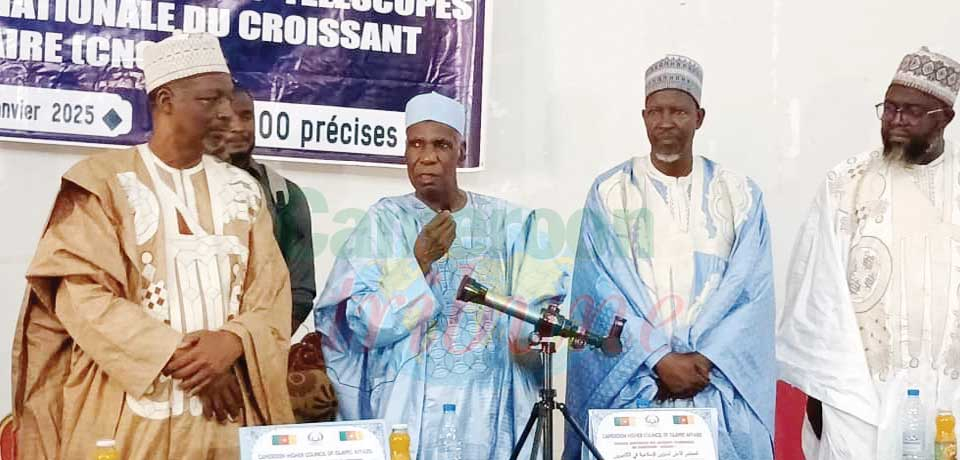 Minister Hamadou Moustapha symbolically receives one of the telescopes. Minister Hamadou Moustapha symbolically receives one of the telescopes.