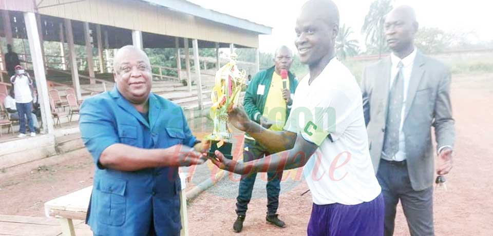 Le champion reçoit son trophée. Le champion reçoit son trophée.
