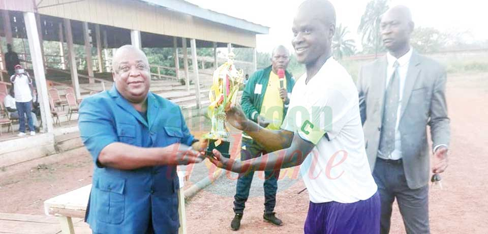 Le champion reçoit son trophée.