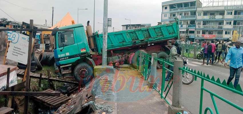 Un de ces camions qui créent l’insécurité dans les rues de Douala. Un de ces camions qui créent l’insécurité dans les rues de Douala.