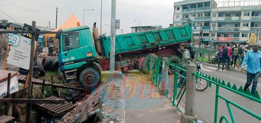 Un de ces camions qui créent l’insécurité dans les rues de Douala.