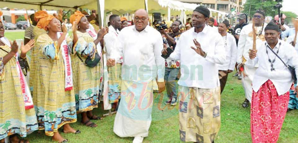 Le nouveau roi Akwa, en communion avec son peuple. Le nouveau roi Akwa, en communion avec son peuple.