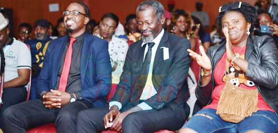 Trois épisodes de 26 minutes de la série du réalisateur camerounais Benjamin Eyaga ont ému le Palais polyvalent des sports de Yaoundé mardi dernier. Trois épisodes de 26 minutes de la série du réalisateur camerounais Benjamin Eyaga ont ému le Palais polyvalent des sports de Yaoundé mardi dernier.