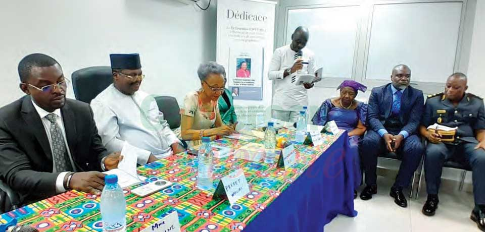 Livre : le premier « bébé littéraire » du Dr Gwet Bell Livre : le premier « bébé littéraire » du Dr Gwet Bell