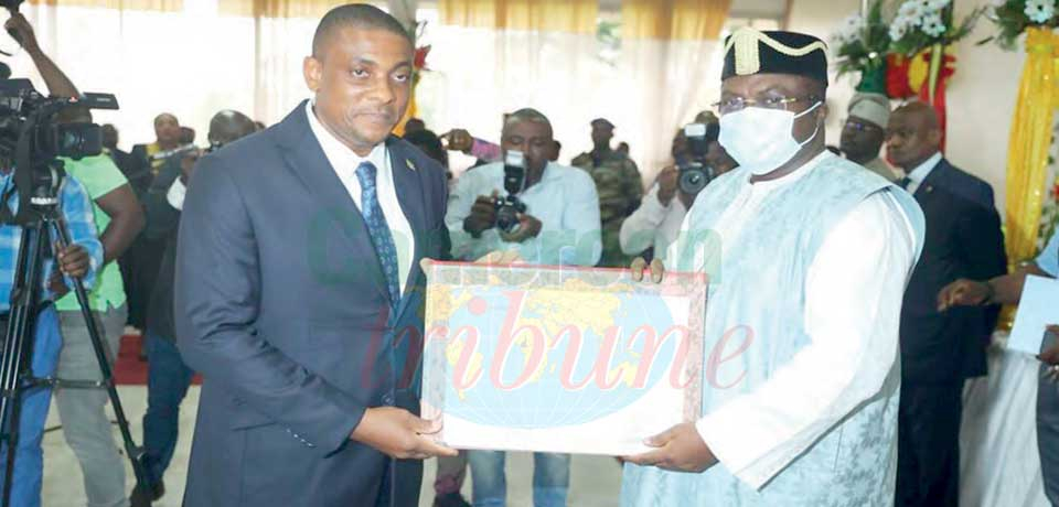 Roméo Deffo Tchomtchoua a reçu son exequatur des mains du gouverneur du Littoral mardi dernier en présence de l’ambassadeur du Gabon au Cameroun.