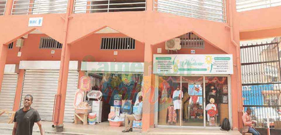 Les commerçants s’installent peu à peu. Les commerçants s’installent peu à peu.