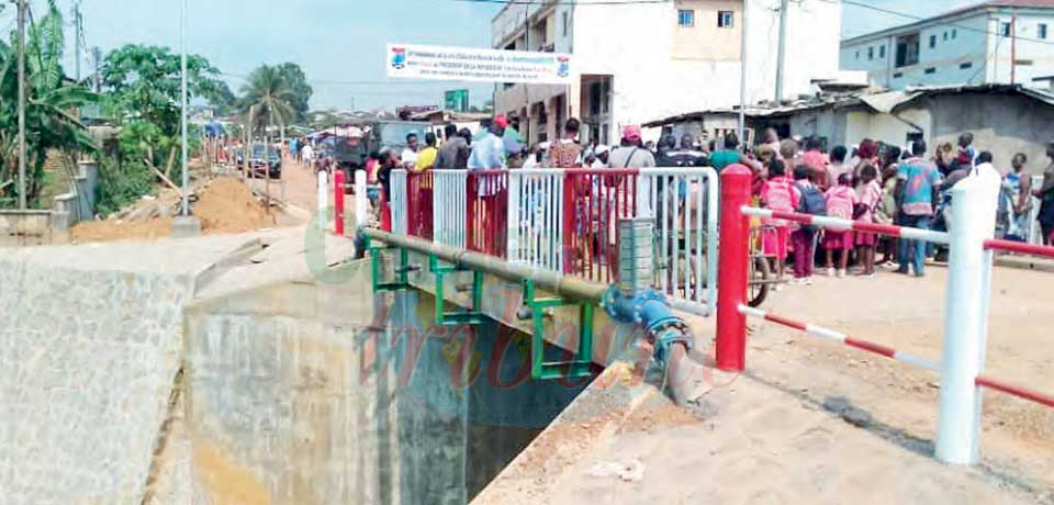 Edéa : le pont du « Marché du bord » ouvert