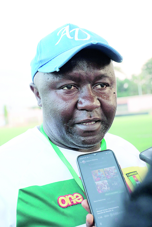 Alain Djeumfa, entraîneur principal des U-17 dames de football.