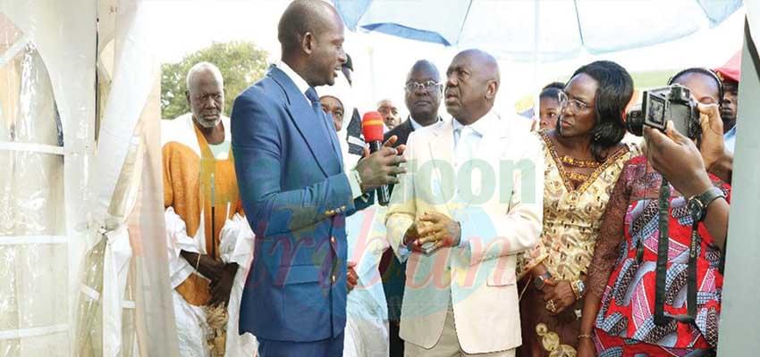 Le gouverneur de la région de l’Adamaoua visitant les stands.