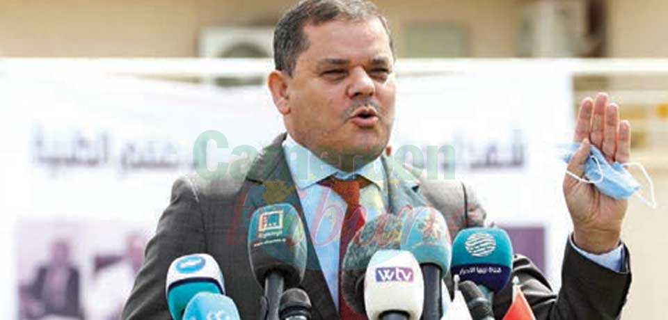 Fathi Bashama, nouveau Premier ministre,  et Abdelhamid Dbeidah, le PM sortant et constataire.