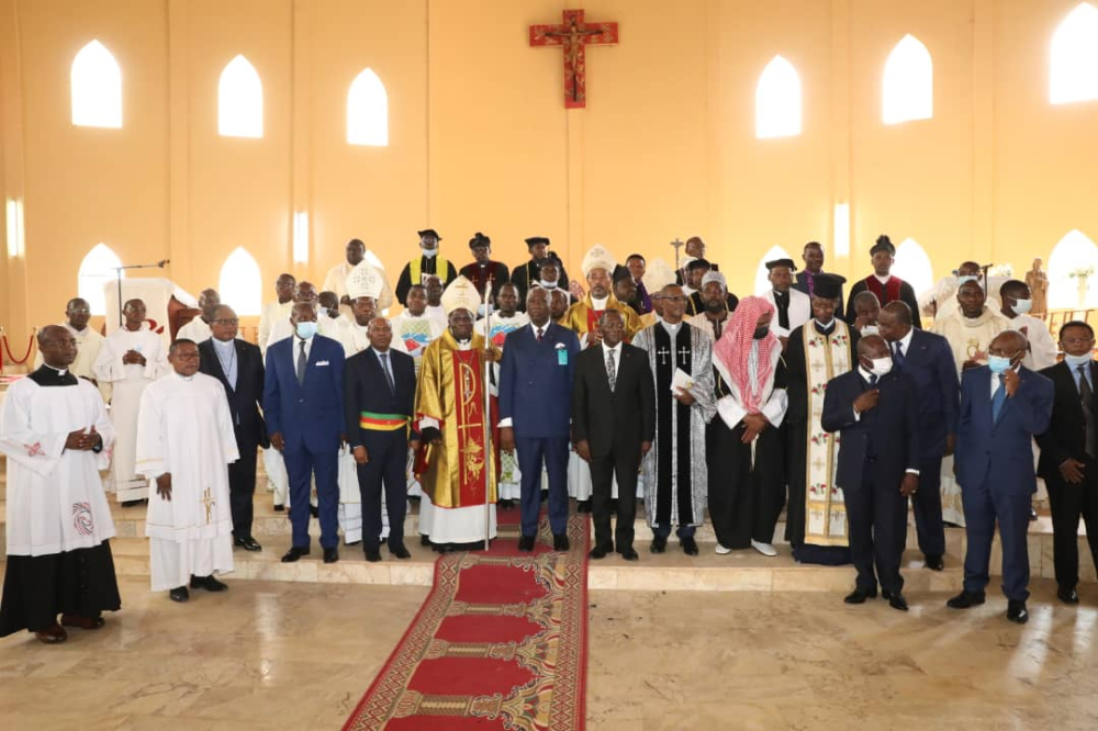 Le ministre, directeur du Cabinet civil, Samuel Mvondo Ayolo, a représenté le chef de l'État, Paul Biya, à une messe pontificale d'action de grâce célébrée ce dimanche en son honneur en la Cathédrale Saint-Joseph.
