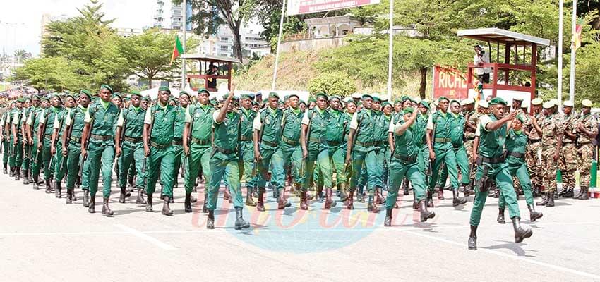 Douala: Armée et population main dans la main